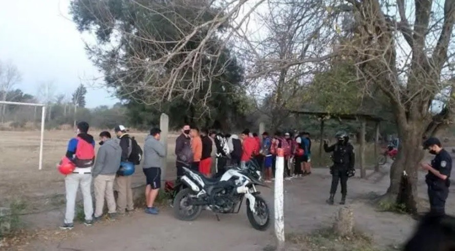 "Picadito" de fútbol: demoraron a 20 personas y secuestraron 15 vehículos | Actualidad