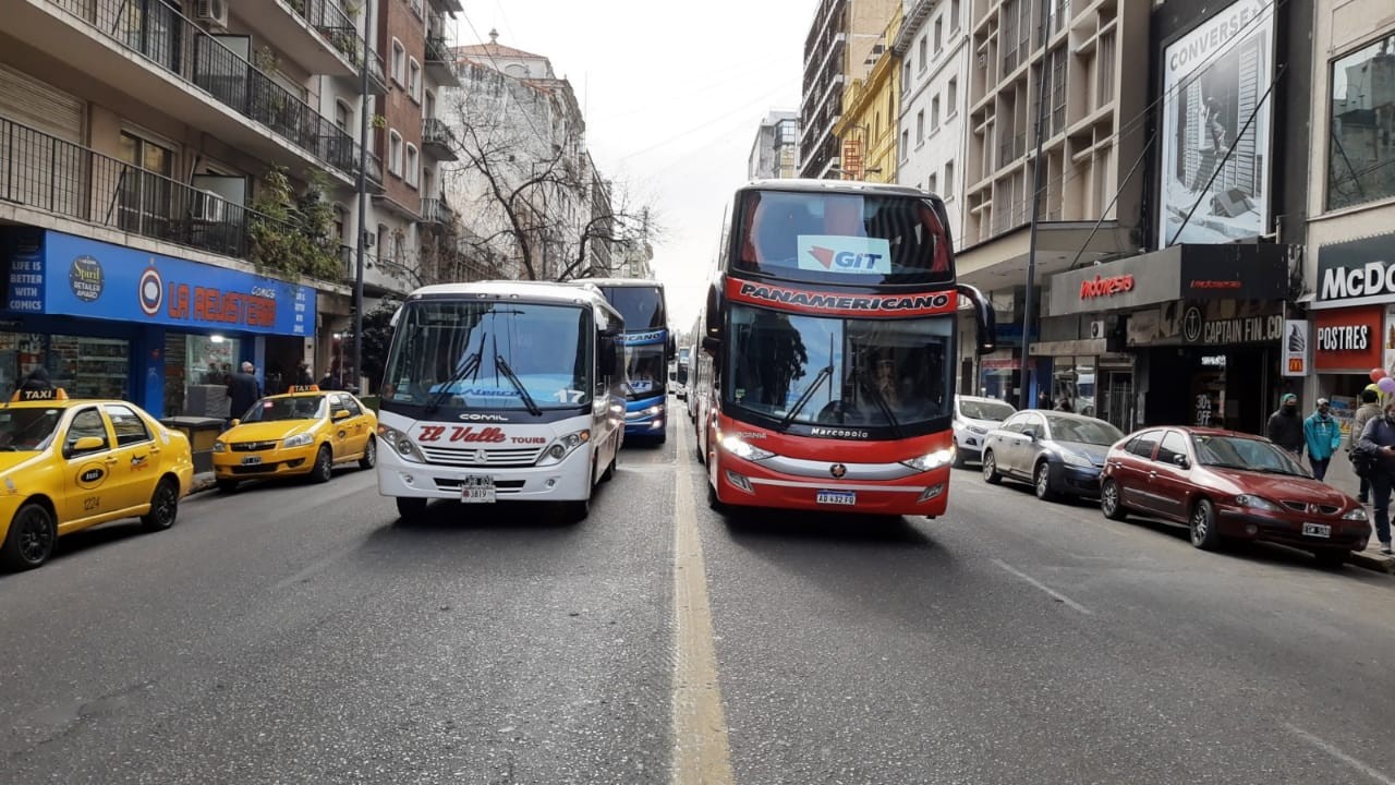 Agencias y transportistas de turismo marchan pidiendo la emergencia de sector | Córdoba