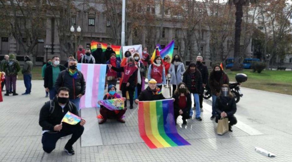 Intentaron impedir el izamiento de la bandera del orgullo en Rosario | Actualidad