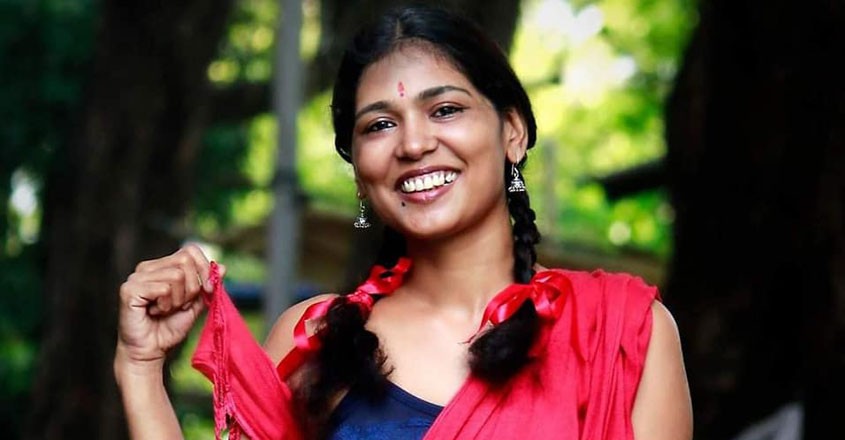 Arrestan a una activista india por permitir a sus hijos pintar sobre su cuerpo semidesnudo | Internacionales