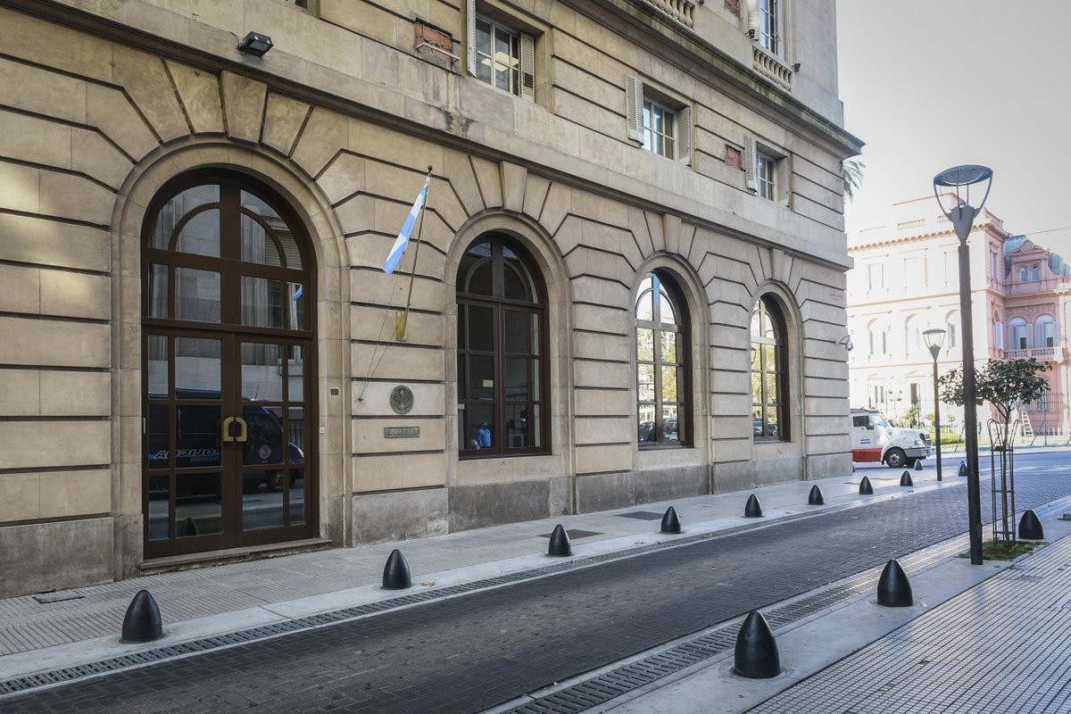 Cambian el nombre "Martínez de Hoz" de edificio de la AFI por el de "José Hernández" | Política y economía