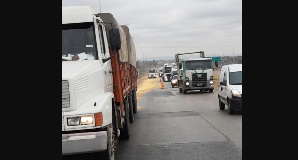 Cortan un carril de la Circunvalación por un camión que “chorrea” cereales | Córdoba