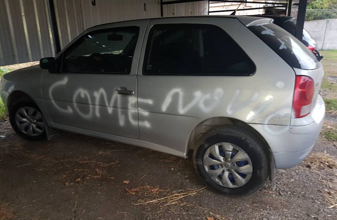 Fue a buscar el auto a la cochera y lo encontró todo pintado con aerosol | Actualidad