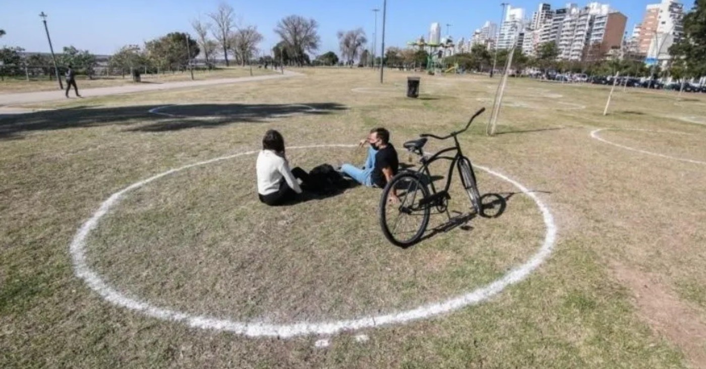 Rosario delimitó círculos en los parques para garantizar la distancia física | Actualidad