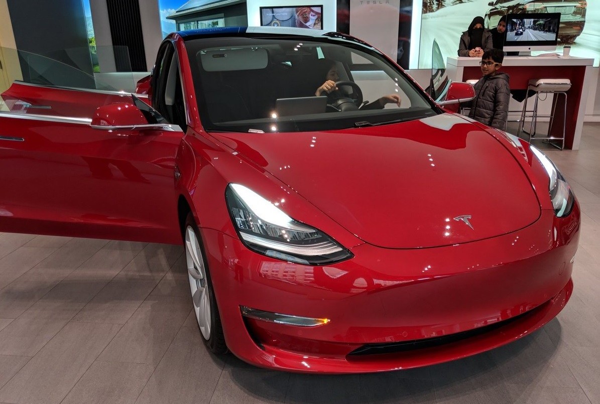 Un hombre compró por error 28 autos Tesla en un sitio de Internet | Curiosidades