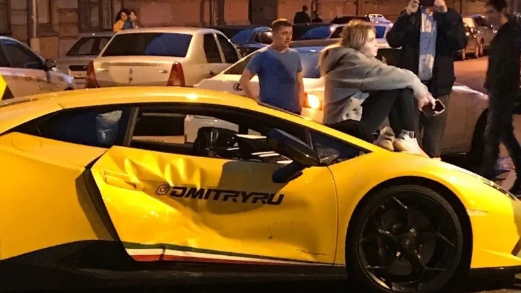 Video: sorteó un auto de US$ 250 mil y lo chocó antes de entregarlo al ganador | Curiosidades