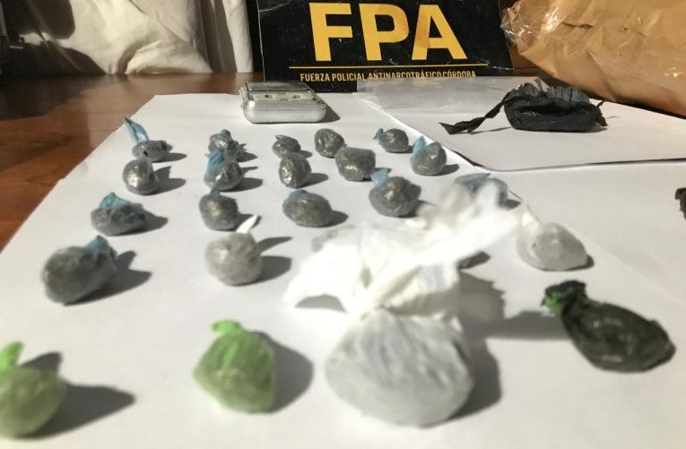 Tres detenidos por narcomenudeo: incautan droga y armas en barrio Cofico | Córdoba