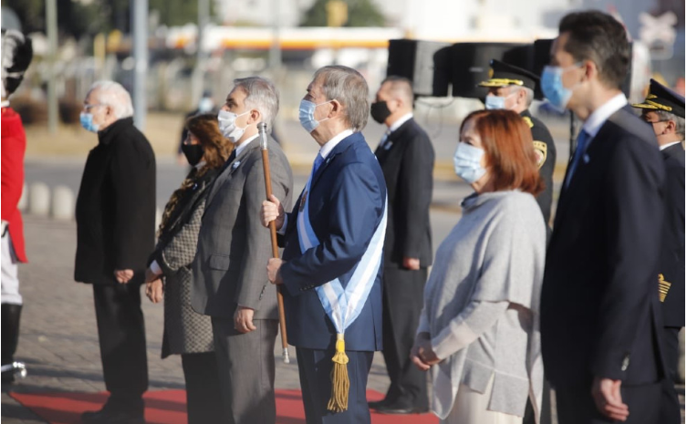 El gobernador de Córdoba, Juan Schiaretti, encabezó el acto de izamiento de la Bandera Nacional en el Centro Cívico del Bicentenario | Córdoba