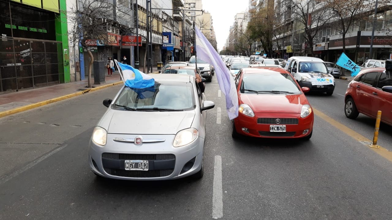 FOTOS y VIDEOS: Dos banderazos en Córdoba: "por la república" y "en apoyo al Gobierno" | Córdoba