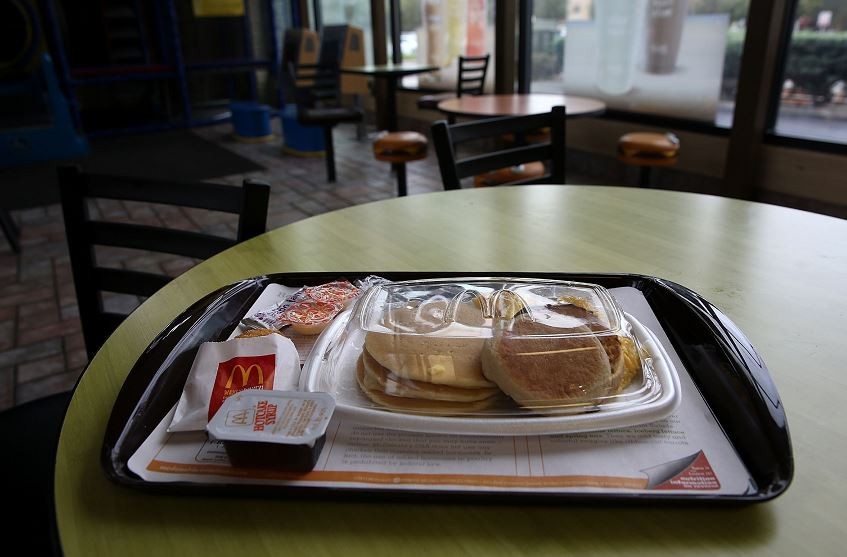 Video: agredió a un empleado de McDonald´s que le pidió que use tapabocas en el local | Internacionales