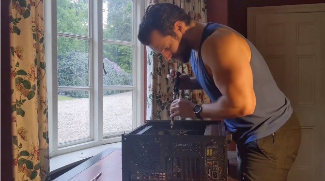 "Supertécnico" de PC: el video viral de Henry Cavill armando una computadora, pieza por pieza | Espectáculos