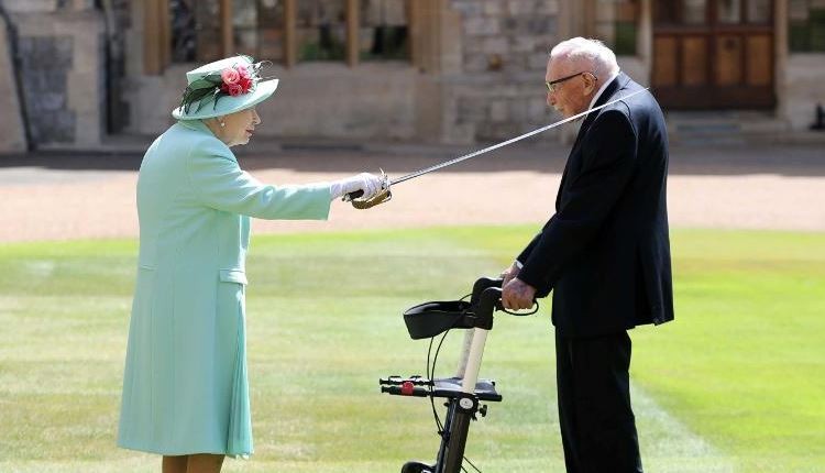 La reina Isabel II nombró caballero a un veterano de la II Guerra Mundial que recaudó millones para los trabajadores de la salud | Internacionales