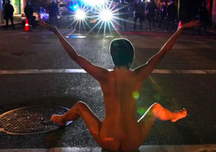 Video: la "Atenea desnuda" que frenó el avance de la policía en Estados Unidos | Internacionales