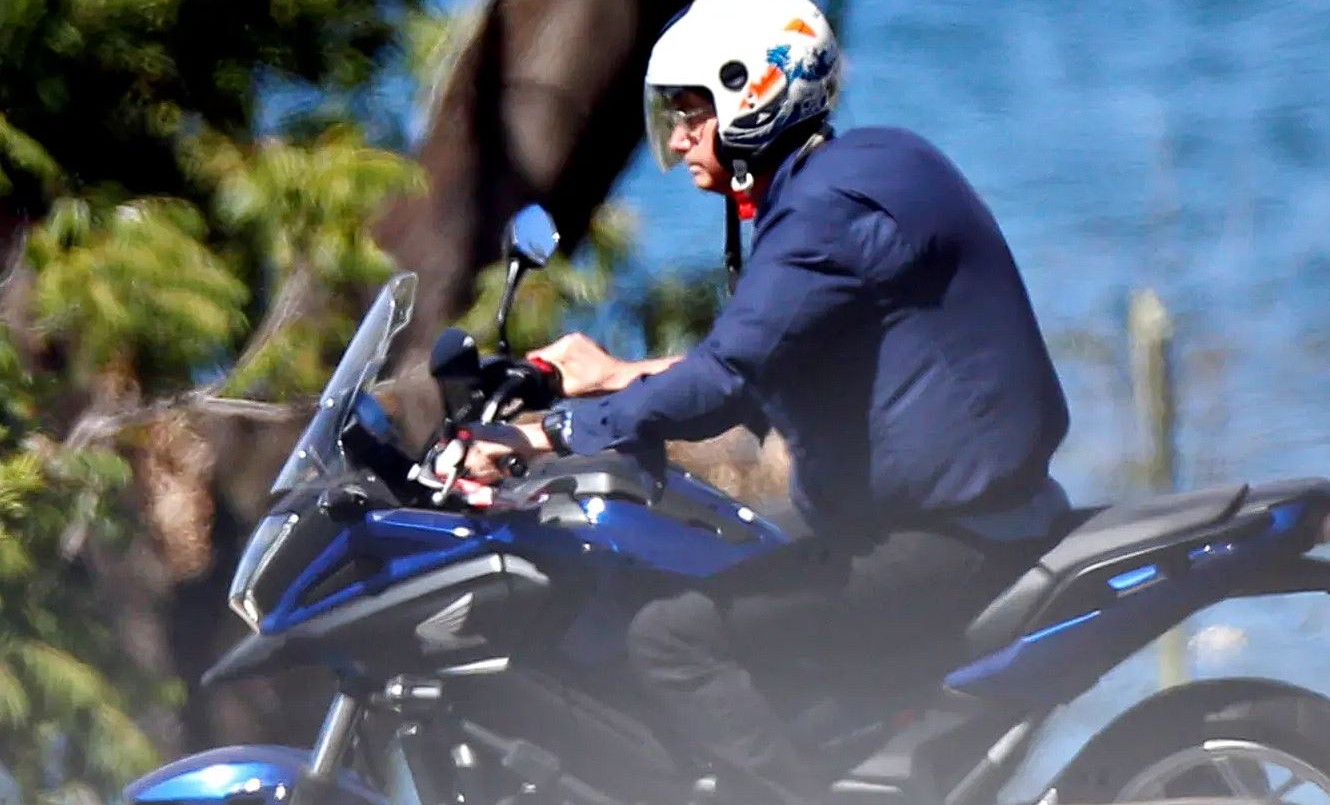 Bolsonaro anda en moto y habla con empleados sin barbijo en la residencia oficial | Internacionales