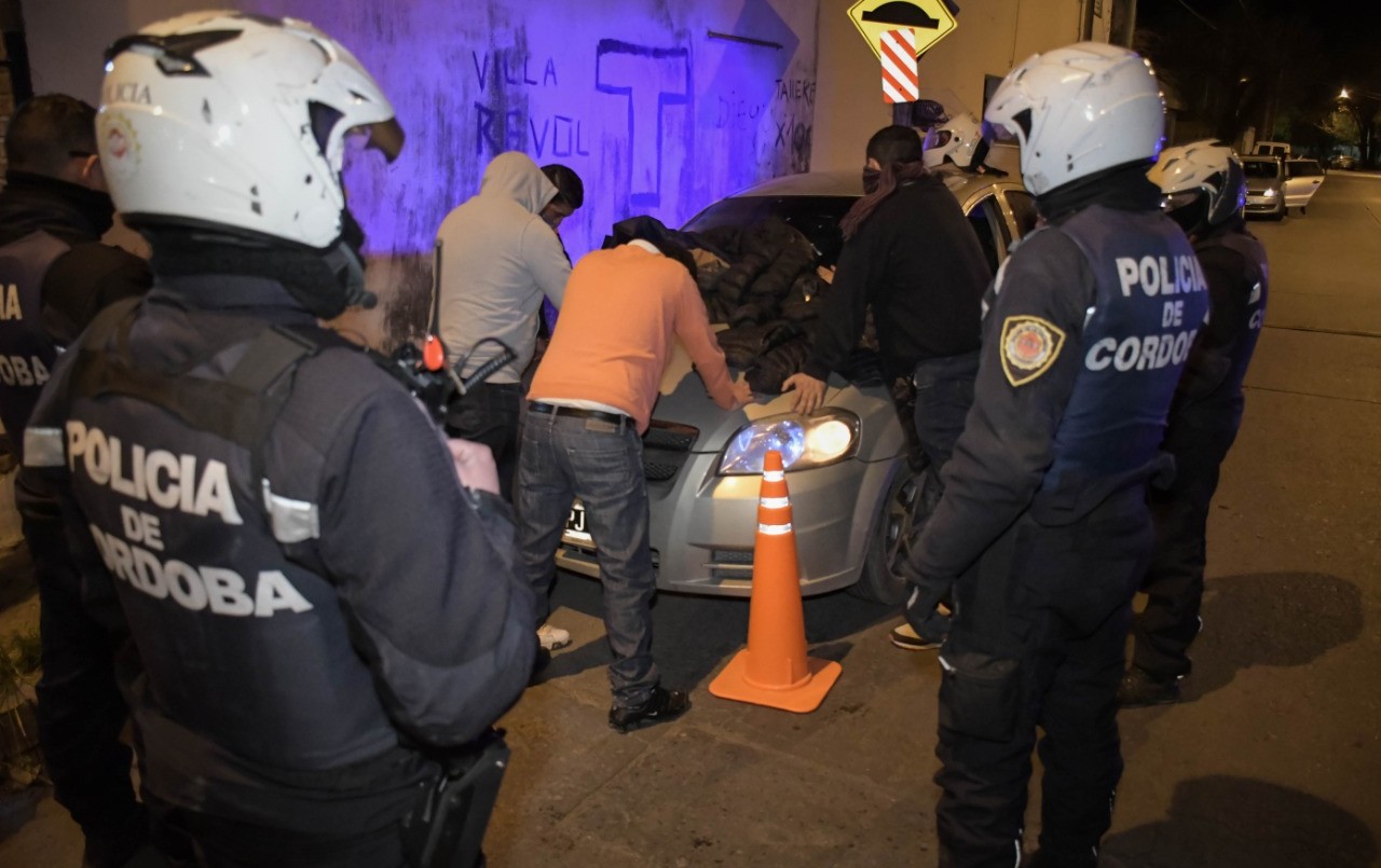 Dos policías heridos y 41 detenidos en un megaoperativo en zona sur | Córdoba