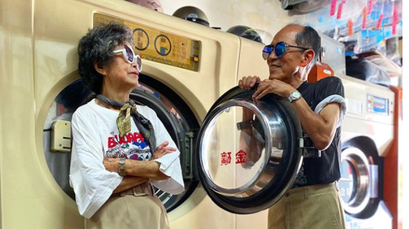 Una pareja se divierte modelando la ropa que se olvidan en su lavadero | Curiosidades