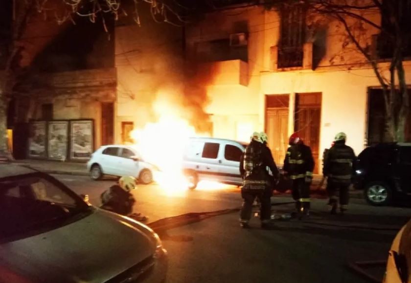 Explosión en Villa Crespo: incendiaron siete autos y seis motos | Actualidad
