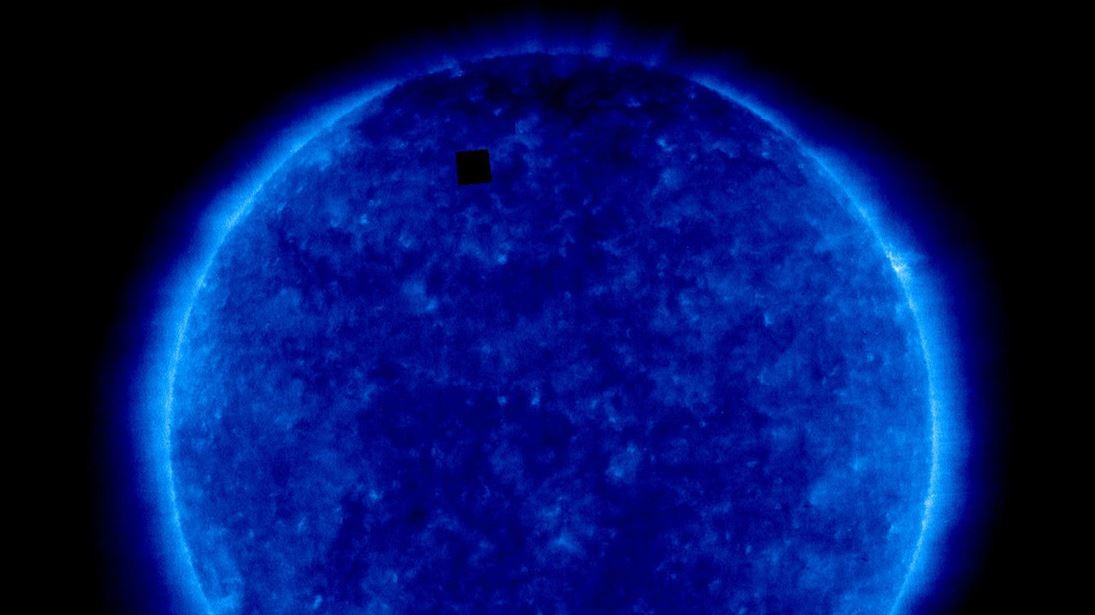 Revelan el origen de un extraño cubo negro en una imagen del sol | Curiosidades
