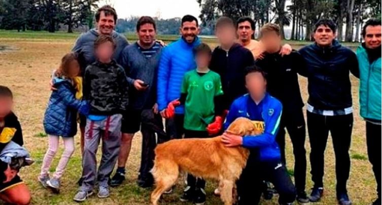 El descargo de Carlos Tevez tras la difusión de una foto sin barbijo y rodeado a gente | Deportes