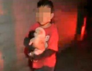 Un nene corrió entre las llamas de su casa para salvar la vida de sus perritos | Internacionales