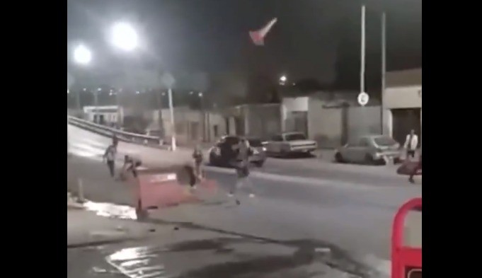 VIDEO: descontrol en el control policial, por incautar dos motos, atacaron el puesto a pedradas y patadas | Córdoba