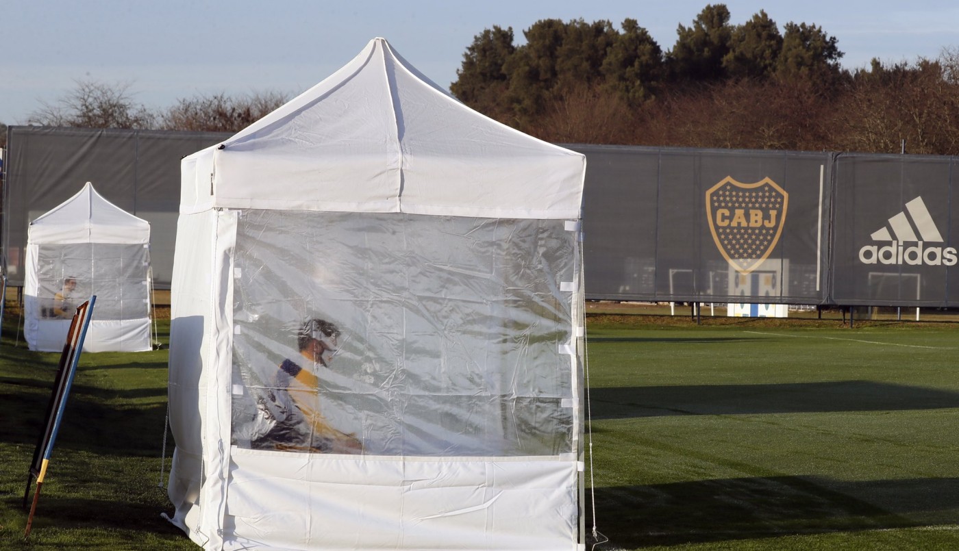 Barbijos y carpas sanitarias en el primer entrenamiento de Boca | Deportes