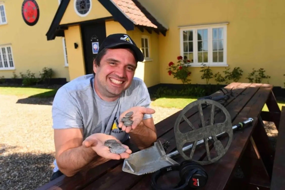 Usó un detector de metales y encontró un tesoro de 130 mil dólares en un terreno baldío | Internacionales