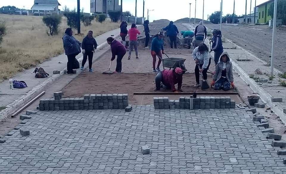 El pueblo patagónico donde mandan las mujeres: hasta son ellas las que pavimentan las calles | Actualidad
