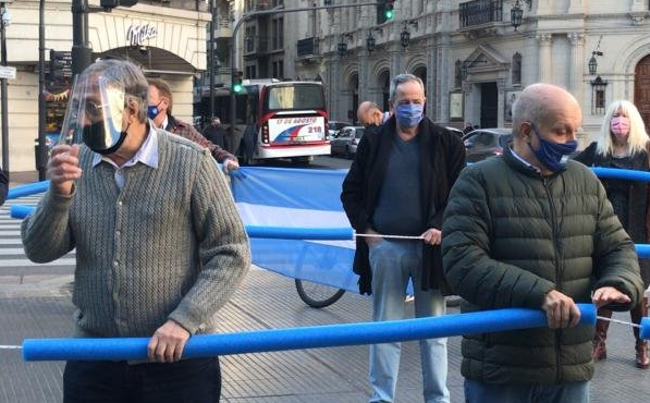 Video: Brandoni y Lombardi marcharon con distancia social | Política y economía