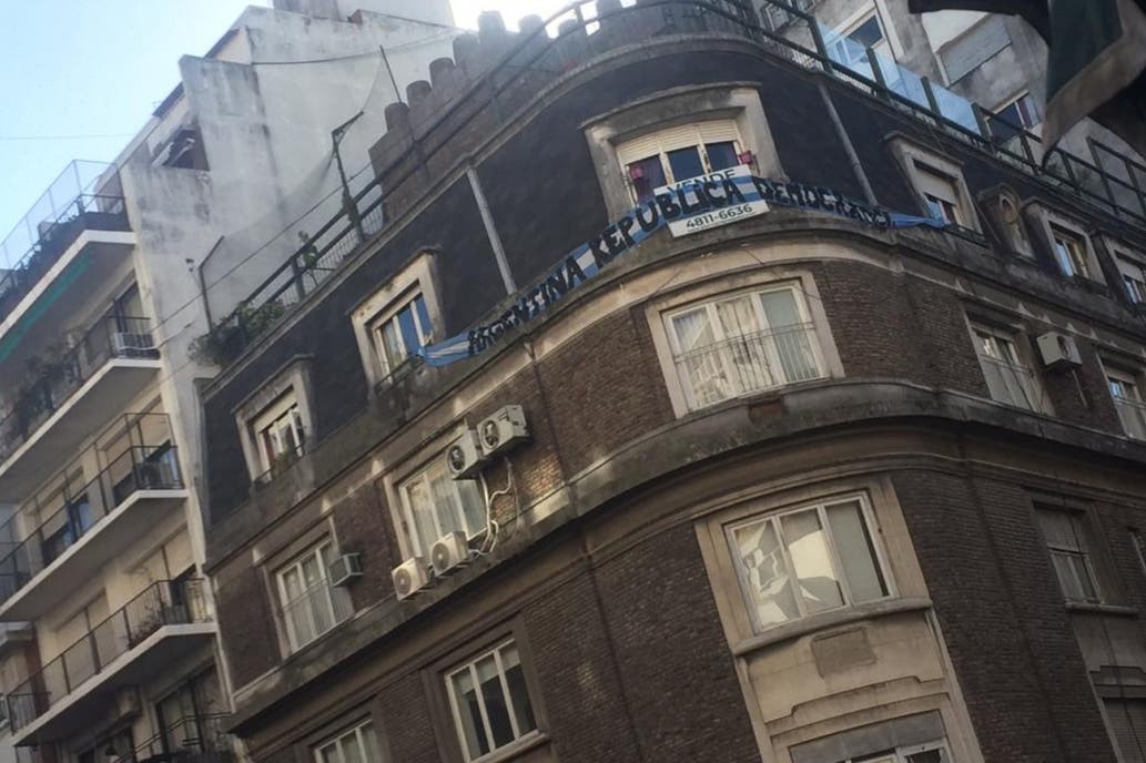 La marcha llegó hasta el departamento de Cristina en Recoleta: la bandera que colgaron los vecinos | Política y economía