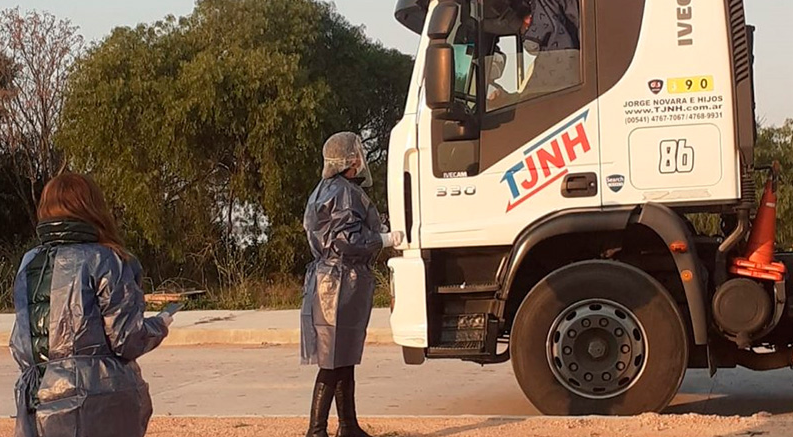 Estuvo 28 horas sin poder bajar del camión tras dar positivo de coronavirus | Actualidad