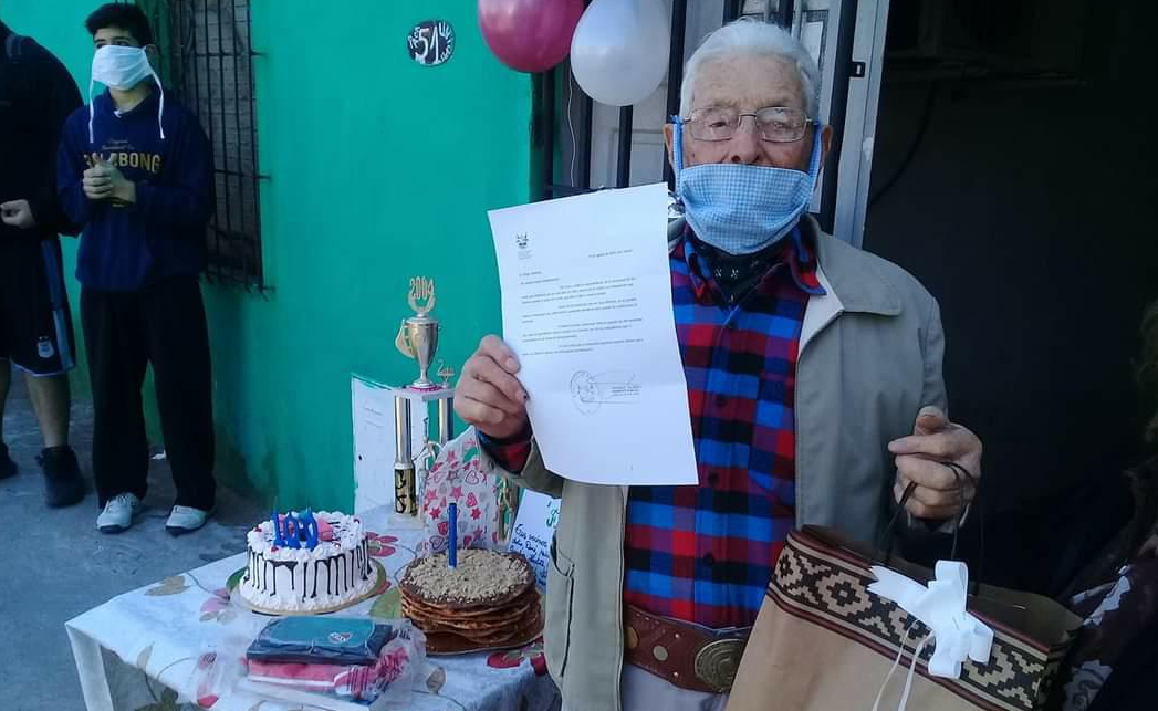 Con distanciamiento social, Felipe celebró sus 100 años en la vereda de su casa | Actualidad