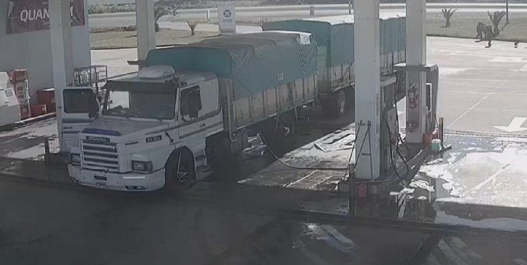 Video: empleados de una estación de servicio sacaron a golpes a cuatro ladrones | Actualidad