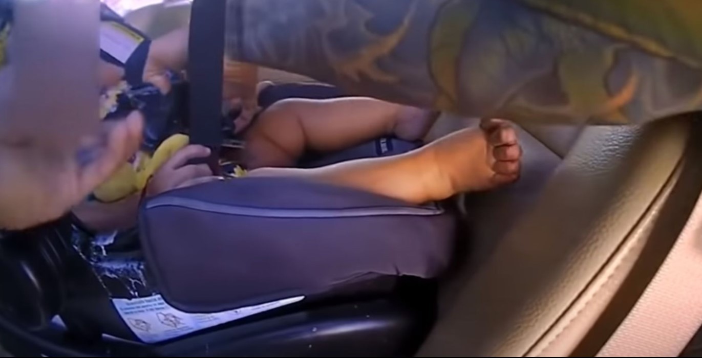 Video: un policía salvó la vida de un bebé encerrado en un auto | Internacionales
