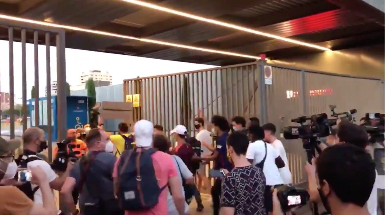 Los hinchas del Barcelona invadieron el estadio en la protesta | Deportes