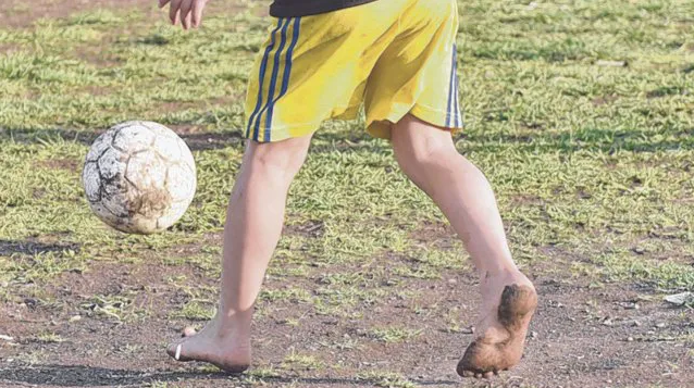 Es adolescente, le apasiona jugar al fútbol y necesita una familia que lo adopte | Actualidad