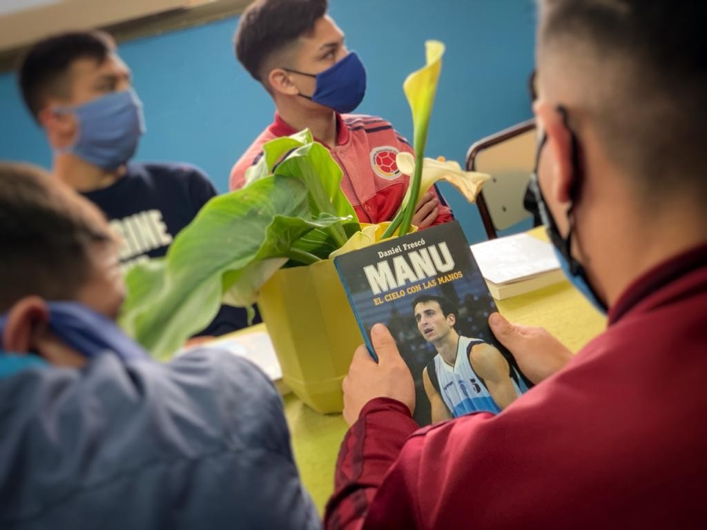 Presentaron el libro de Manu Ginóbili a presos de una cárcel bonaerense | Deportes