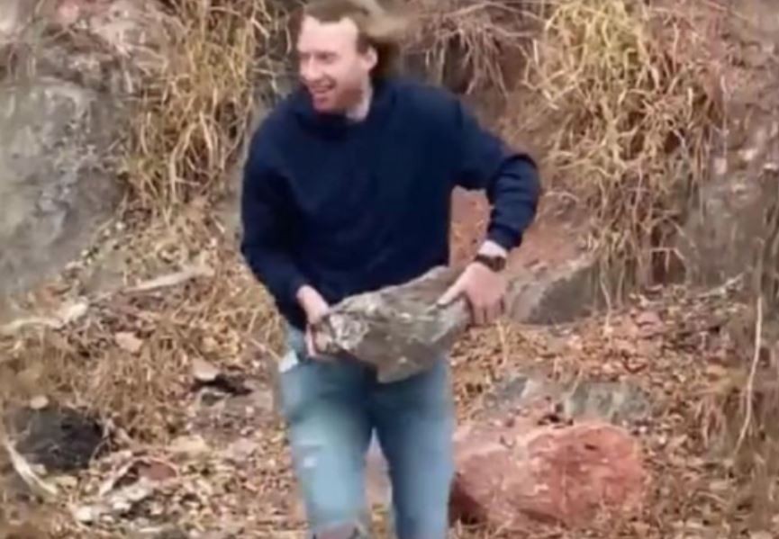 Viral indignante: un jóven arrojó una piedra al embudo del San Roque | Córdoba