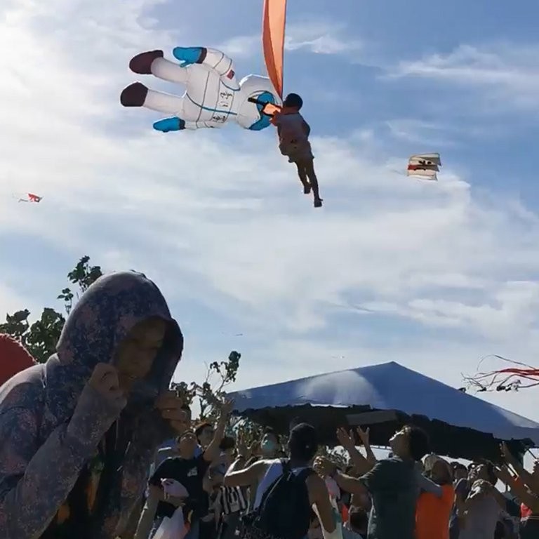 Pánico en Taiwán: una nena de 3 años voló por el cielo aferrada a una cometa y sobrevivió de milagro | Curiosidades