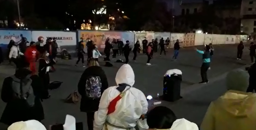 Realizaron una clase de zumba frente a la Casa de Gobierno para apoyar a los gimnasios | Actualidad