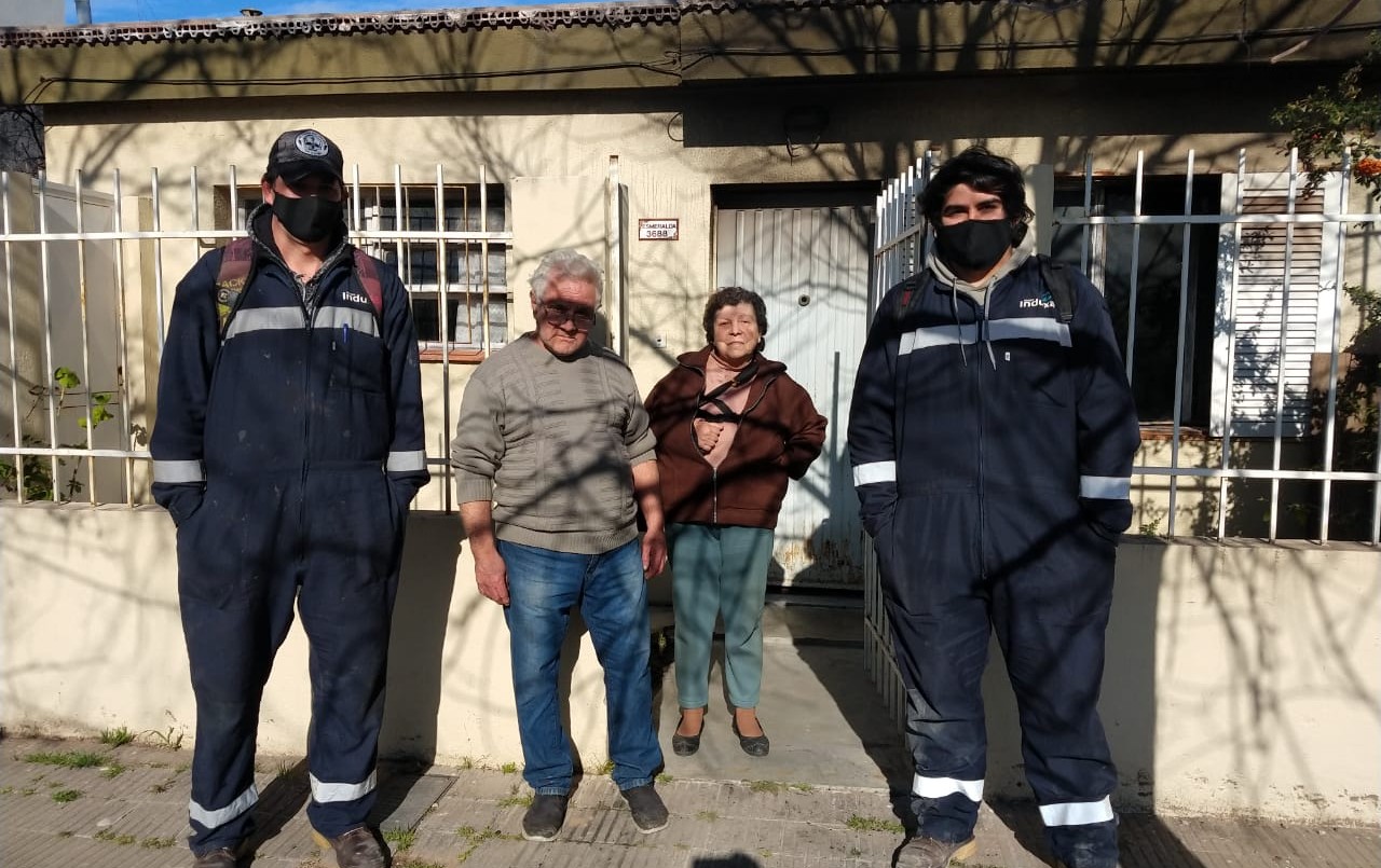 Iban al trabajo y salvaron a una pareja de adultos mayores de un principio de incendio | Actualidad