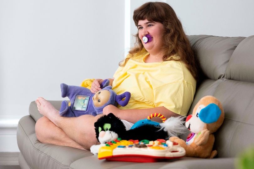 El misterioso caso de una joven de 19 años que se comporta como una bebé de 10 meses | Curiosidades