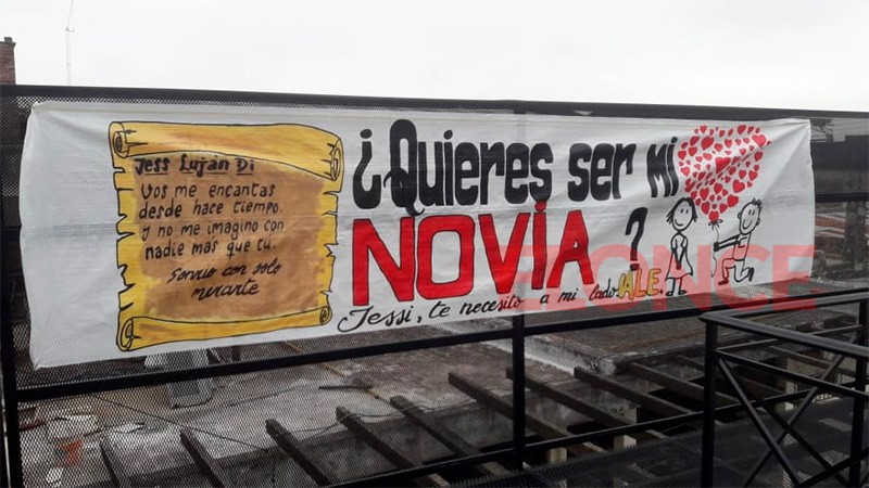Propuesta de noviazgo 20 años después: la historia de amor detrás del pasacalle | Actualidad