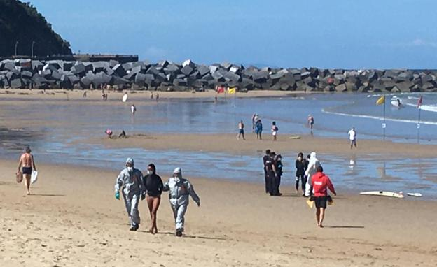 Irresponsabilidad al límite: tiene coronavirus y fue detenida mientras surfeaba en el mar | Internacionales