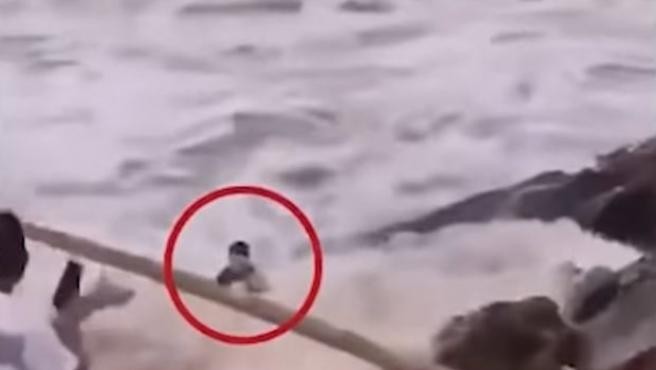 Una ola se tragó a la novia y el maquillador en una sesión de fotos antes del casamiento | Internacionales