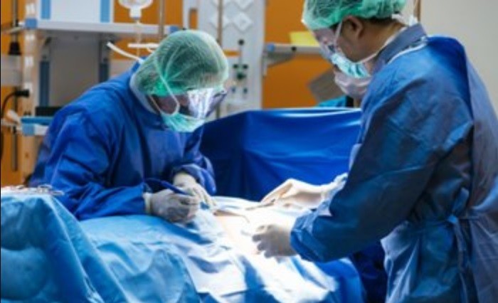 Fallo ordena a PAMI pagar la cirugía para agrandar los pechos de una afiliada autopercibida mujer | Actualidad