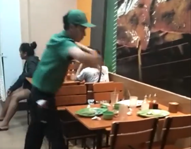 Mozo en tiempos de Covid-19: Limpia a máxima velocidad la mesa de un local | Redes