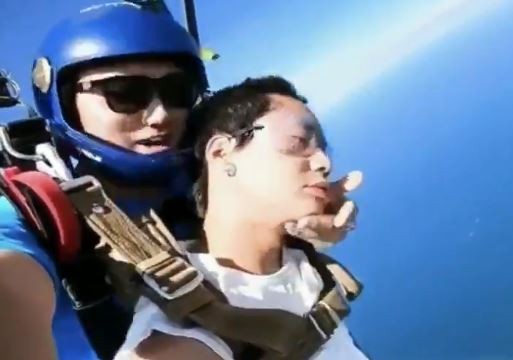 Video: se lanzó en paracaídas y terminó desmayado del susto | Redes