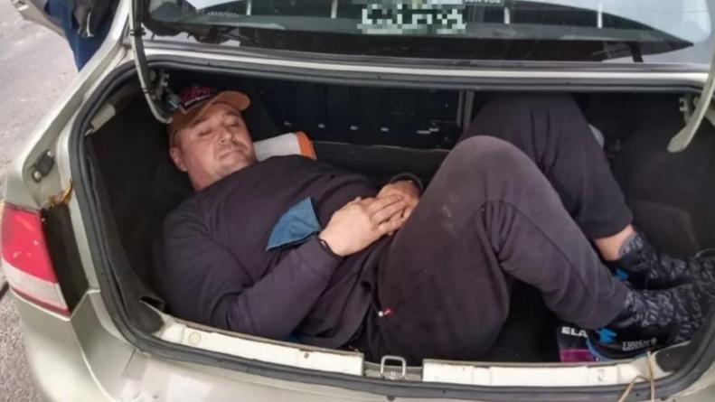 Fue sorprendido con un soldado ucraniano en el baúl del auto | Actualidad