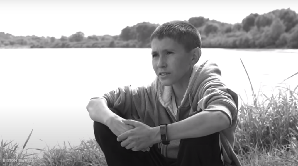 Video del curioso y preocupante caso: el hombre de 32 años que parece un niño | Curiosidades